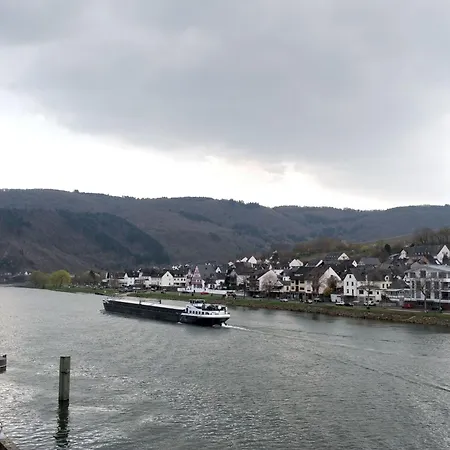 In Einem Historischen Gebaeude Mit Balkon Und Blick Auf Mosel By Interhome דירה