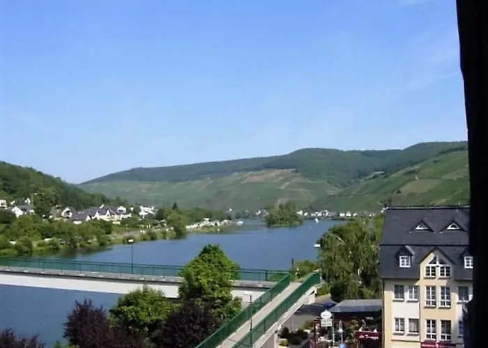 In Einem Historischen Gebaeude Mit Balkon Und Blick Auf Mosel By Interhome 摩泽尔河畔的泽尔