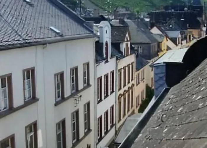 In Einem Historischen Gebaeude Mit Balkon Und Blick Auf Mosel By Interhome 摩泽尔河畔的泽尔