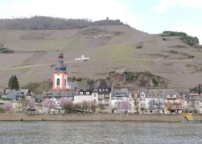 In Einem Historischen Gebaeude Mit Balkon Und Blick Auf Mosel By Interhome * 摩泽尔河畔的泽尔